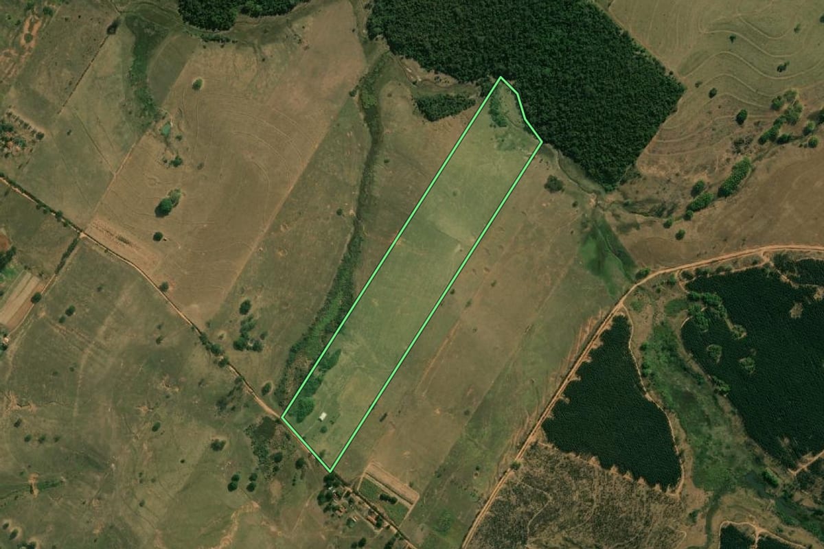 Imagem de satélite do imóvel rural em Marília (SP), com o contorno declarado no CAR desenhado por cima.