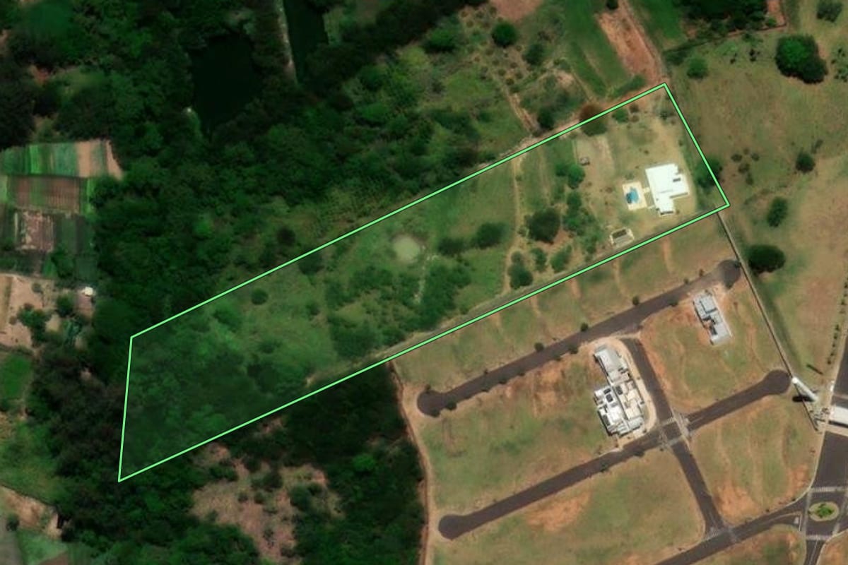 Imagem de satélite do imóvel rural em Marília (SP), com o contorno declarado no CAR desenhado por cima.