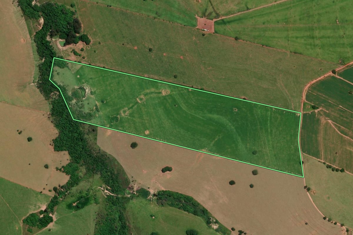 Imagem de satélite do imóvel rural em Marília (SP), com o contorno declarado no CAR desenhado por cima.