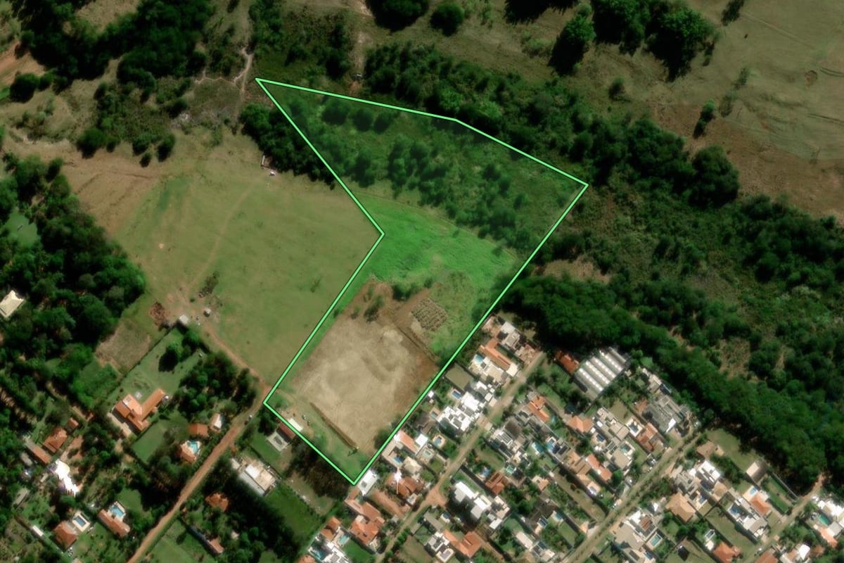 Imagem de satélite do imóvel rural em Marília (SP), com o contorno declarado no CAR desenhado por cima.