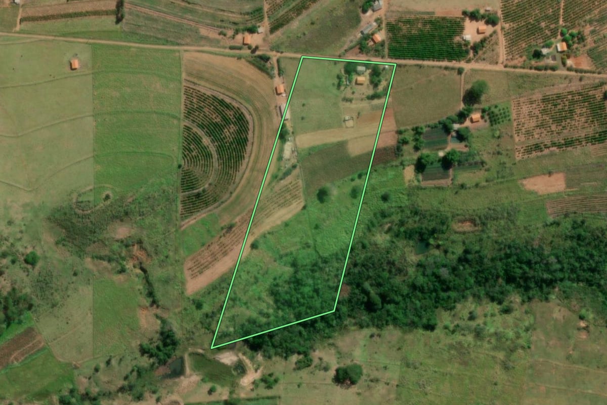 Imagem de satélite do imóvel rural em Marília (SP), com o contorno declarado no CAR desenhado por cima.