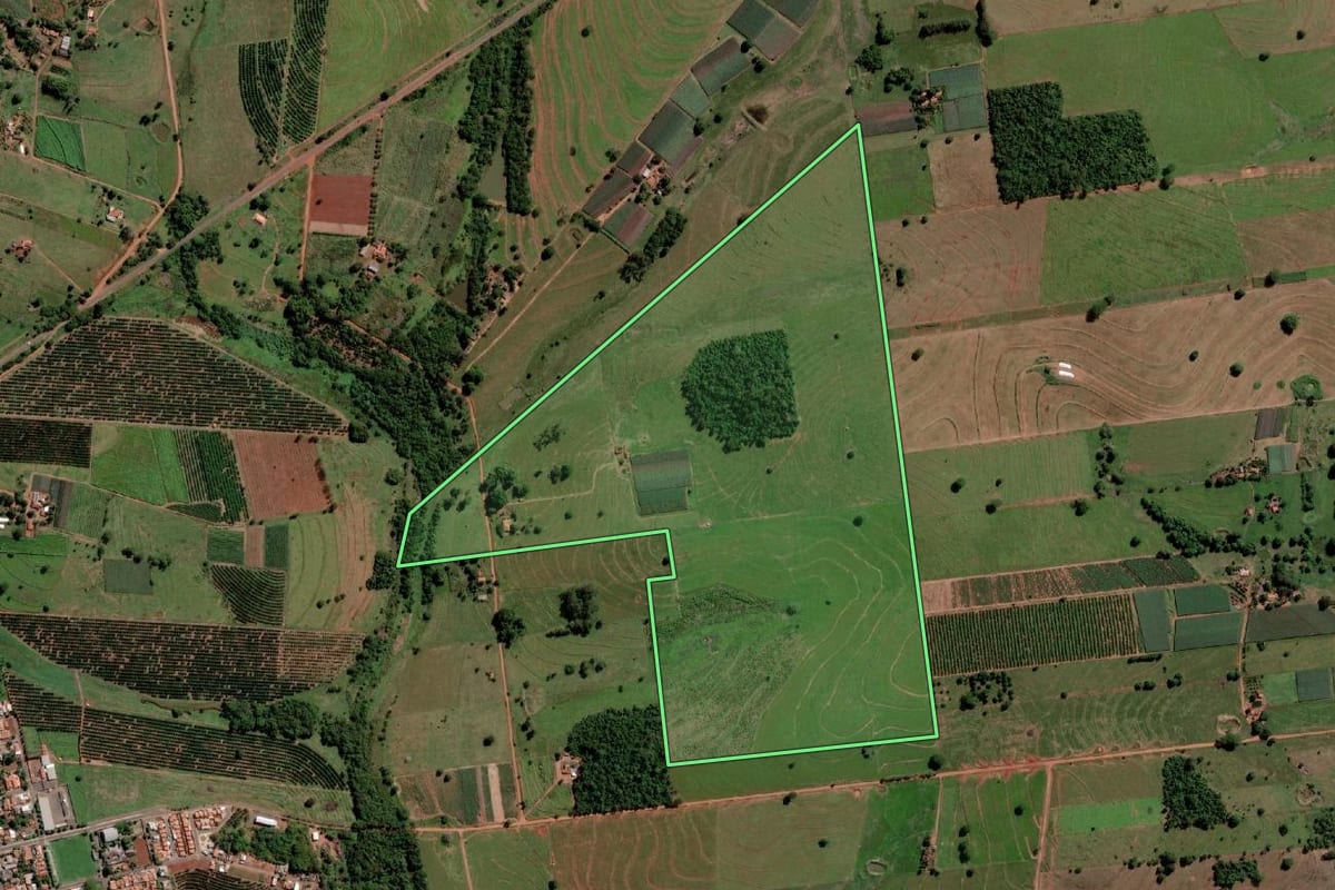 Imagem de satélite do imóvel rural em Marinópolis (SP), com o contorno declarado no CAR desenhado por cima.