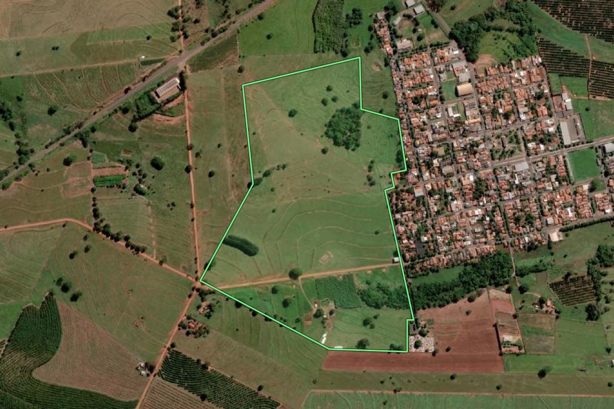 Imagem de satélite do imóvel rural em Marinópolis (SP), com o contorno declarado no CAR desenhado por cima.