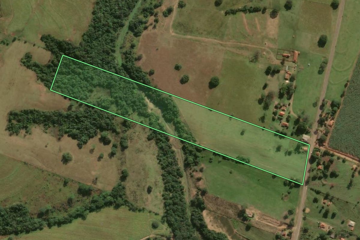 Imagem de satélite do imóvel rural em Martinópolis (SP), com o contorno declarado no CAR desenhado por cima.