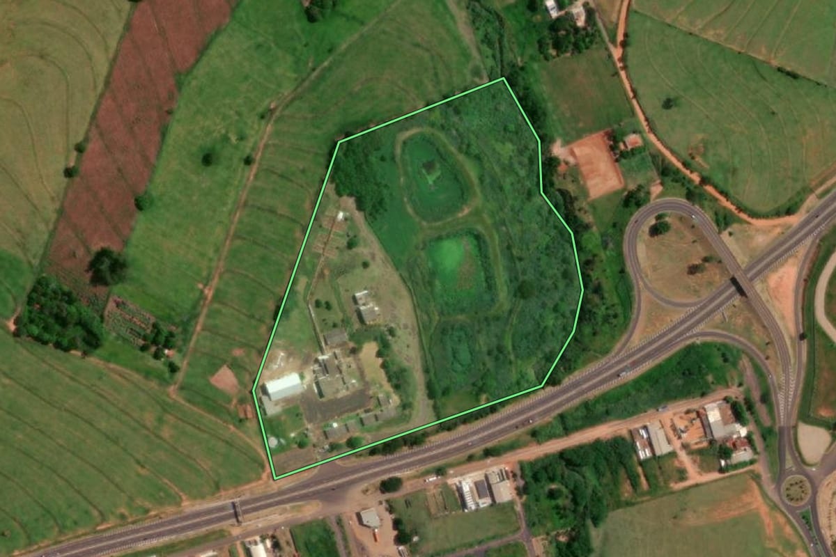 Imagem de satélite do imóvel rural em Martinópolis (SP), com o contorno declarado no CAR desenhado por cima.