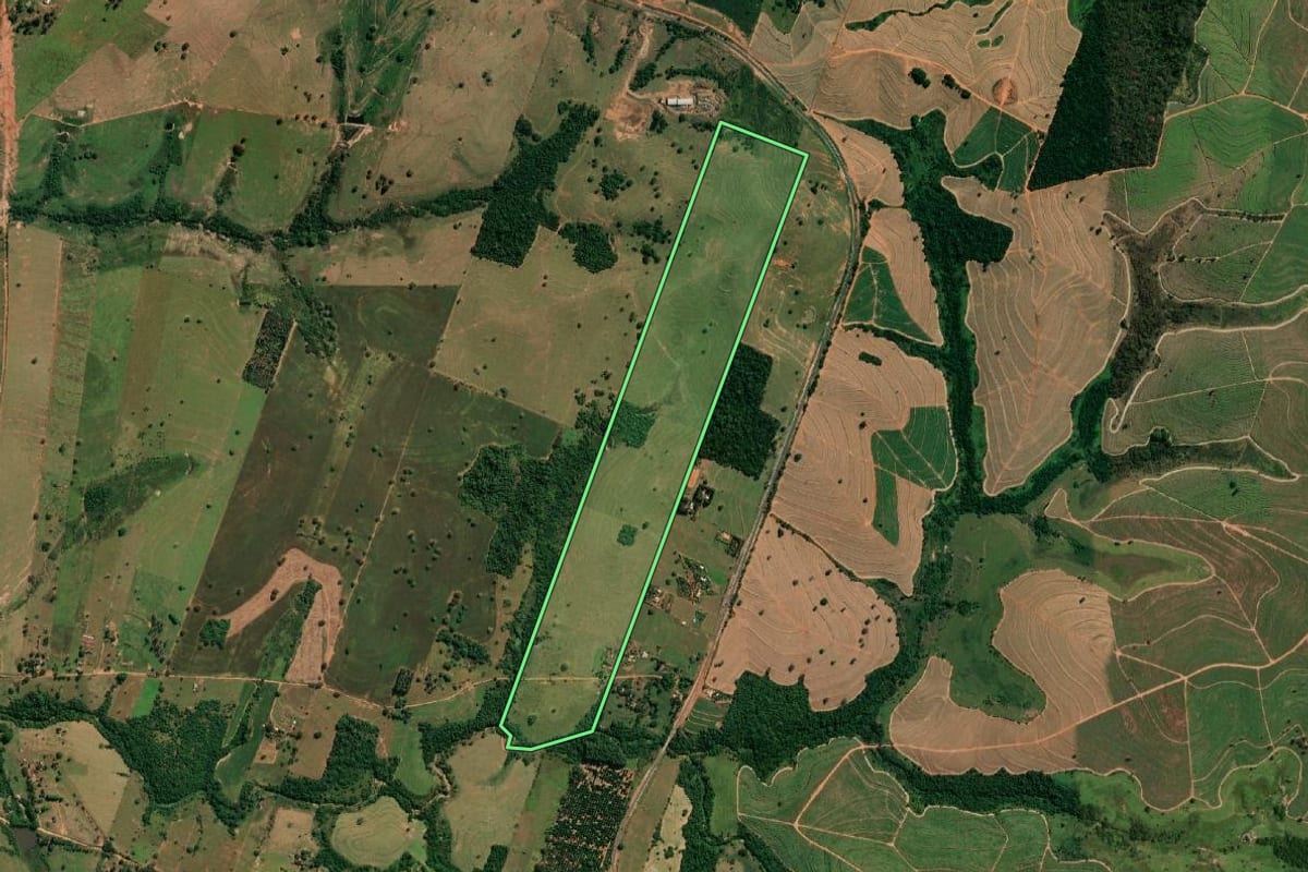 Imagem de satélite do imóvel rural em Martinópolis (SP), com o contorno declarado no CAR desenhado por cima.