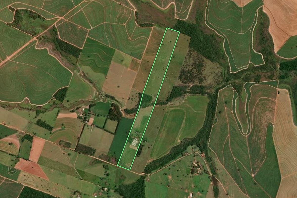Imagem de satélite do imóvel rural em Martinópolis (SP), com o contorno declarado no CAR desenhado por cima.