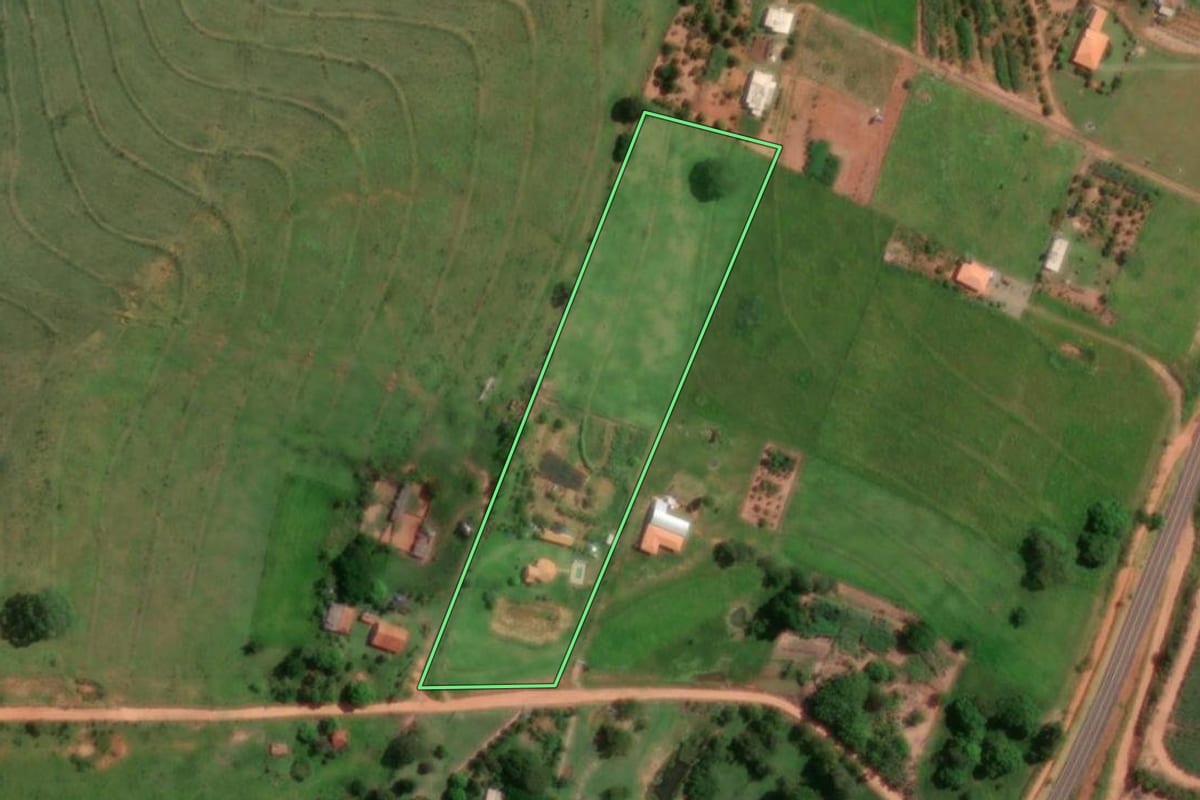 Imagem de satélite do imóvel rural em Martinópolis (SP), com o contorno declarado no CAR desenhado por cima.