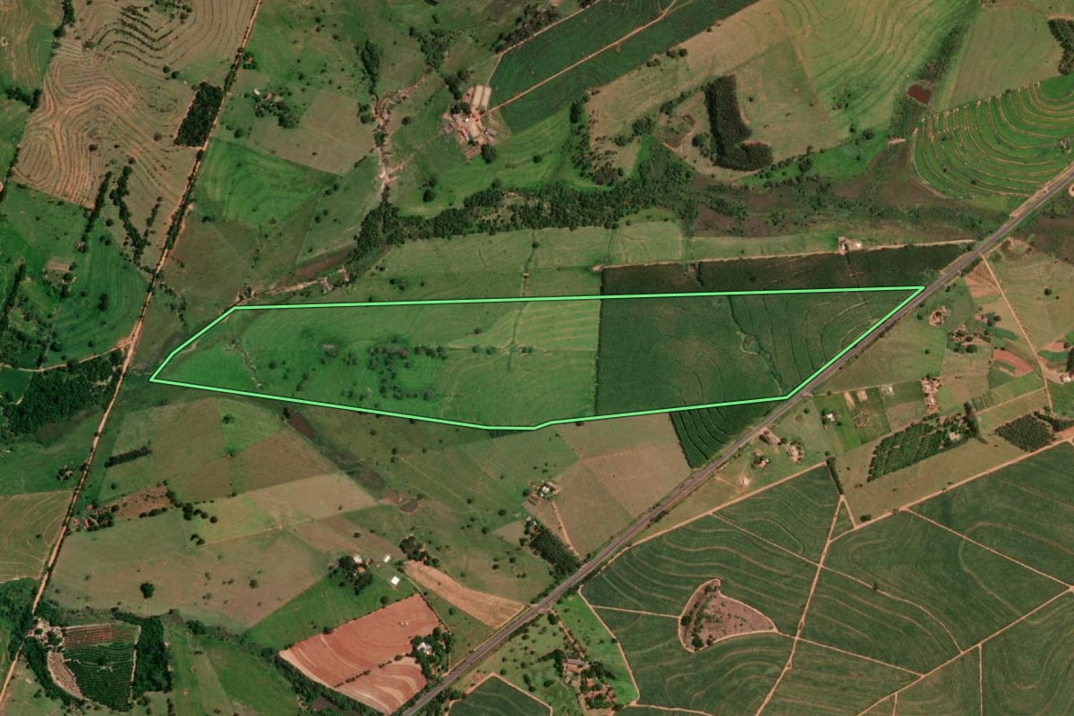 Imagem de satélite do imóvel rural em Martinópolis (SP), com o contorno declarado no CAR desenhado por cima.