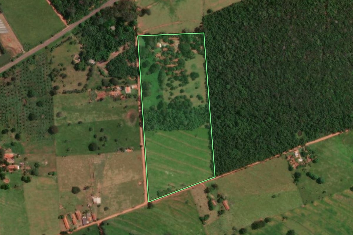 Imagem de satélite do imóvel rural em Martinópolis (SP), com o contorno declarado no CAR desenhado por cima.