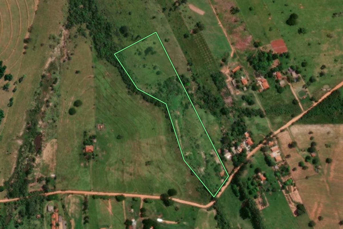Imagem de satélite do imóvel rural em Martinópolis (SP), com o contorno declarado no CAR desenhado por cima.