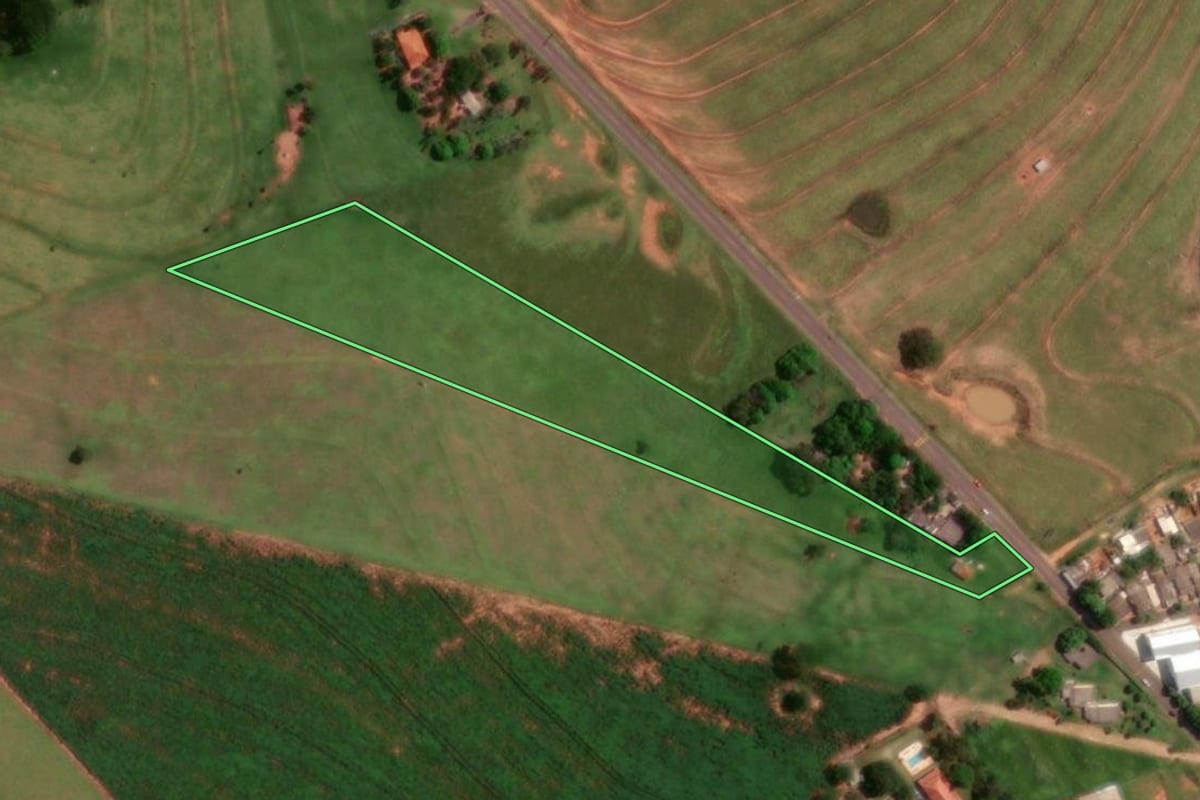 Imagem de satélite do imóvel rural em Martinópolis (SP), com o contorno declarado no CAR desenhado por cima.