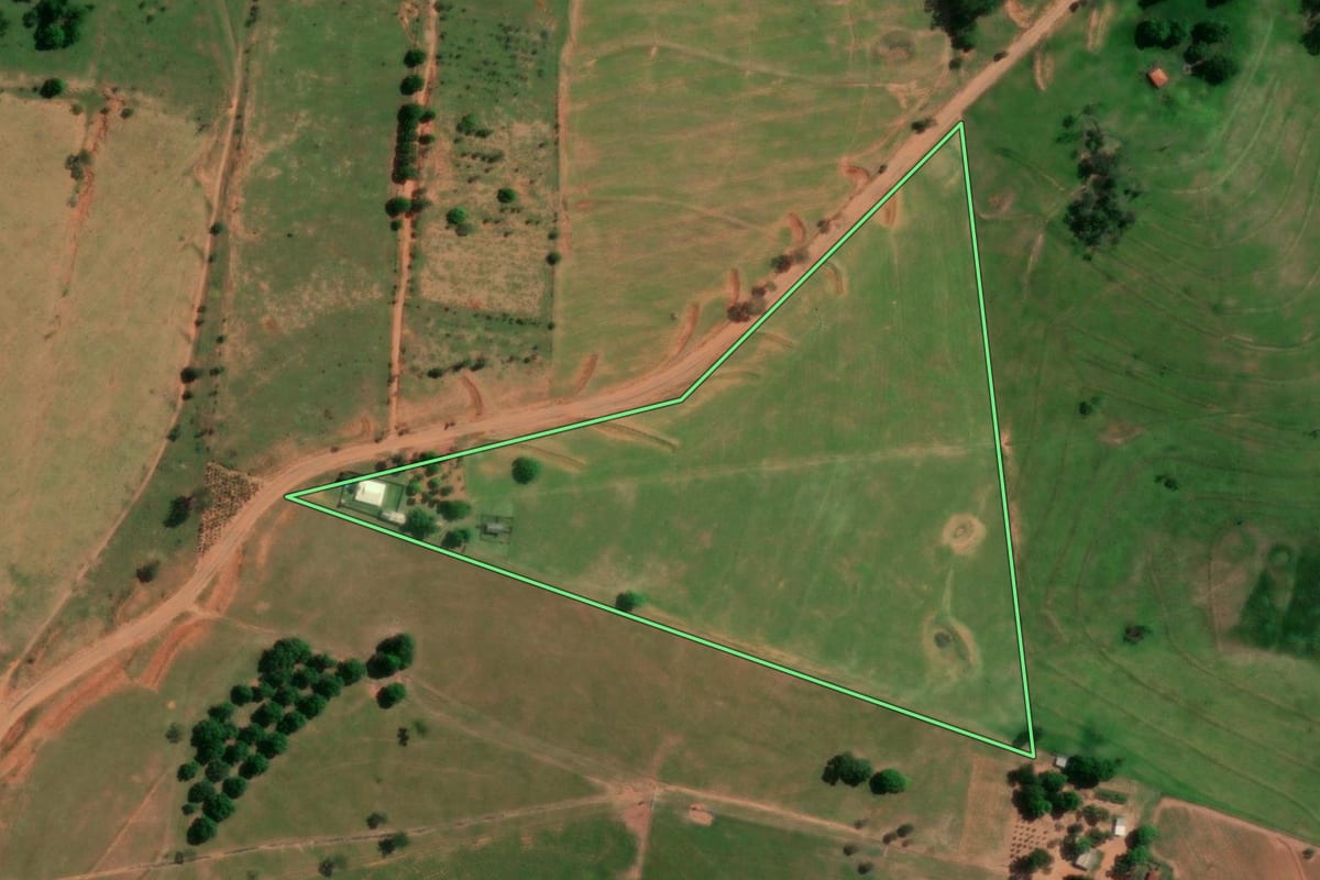Imagem de satélite do imóvel rural em Martinópolis (SP), com o contorno declarado no CAR desenhado por cima.