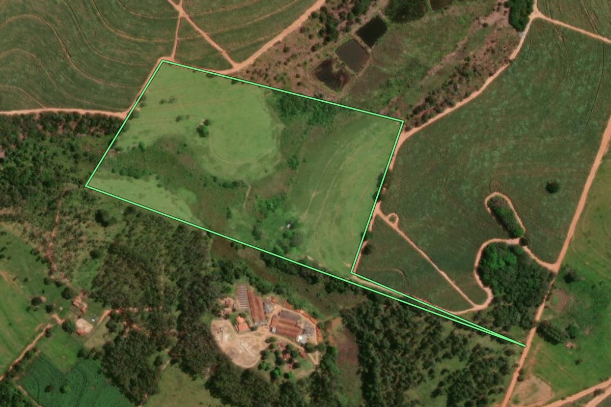 Imagem de satélite do imóvel rural em Martinópolis (SP), com o contorno declarado no CAR desenhado por cima.