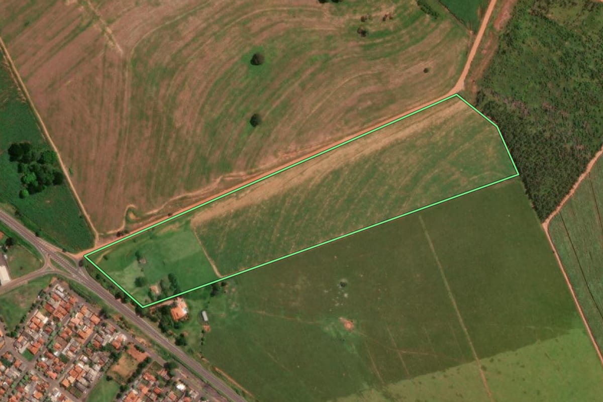 Imagem de satélite do imóvel rural em Martinópolis (SP), com o contorno declarado no CAR desenhado por cima.