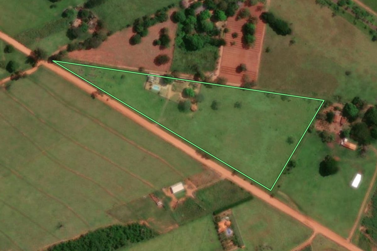 Imagem de satélite do imóvel rural em Martinópolis (SP), com o contorno declarado no CAR desenhado por cima.