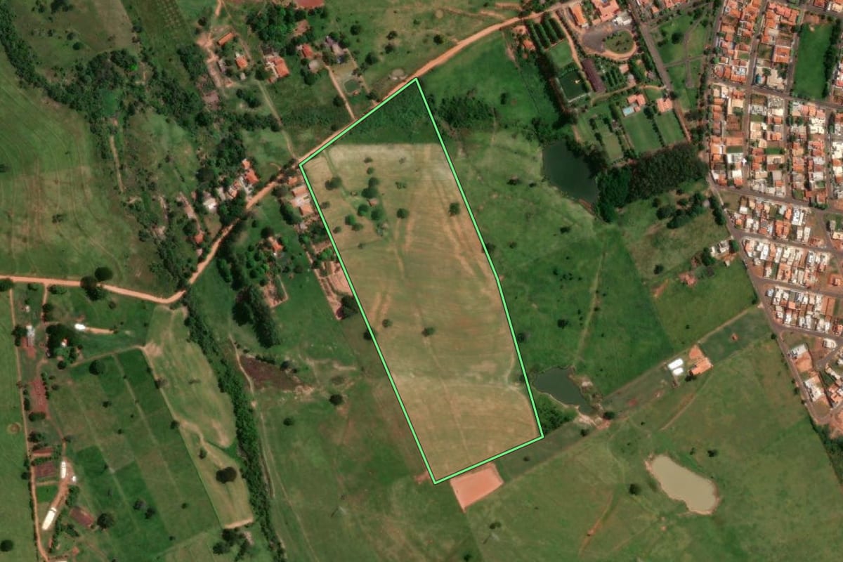 Imagem de satélite do imóvel rural em Martinópolis (SP), com o contorno declarado no CAR desenhado por cima.