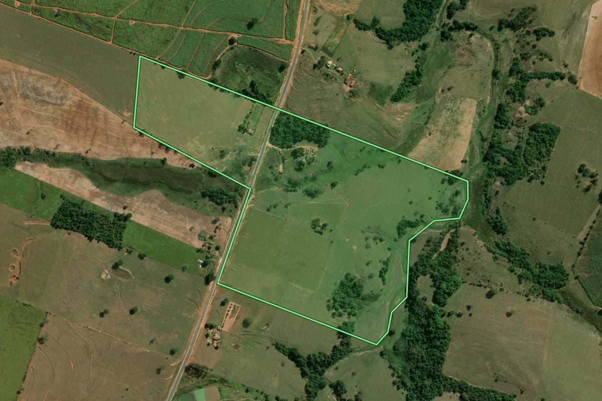Imagem de satélite do imóvel rural em Martinópolis (SP), com o contorno declarado no CAR desenhado por cima.