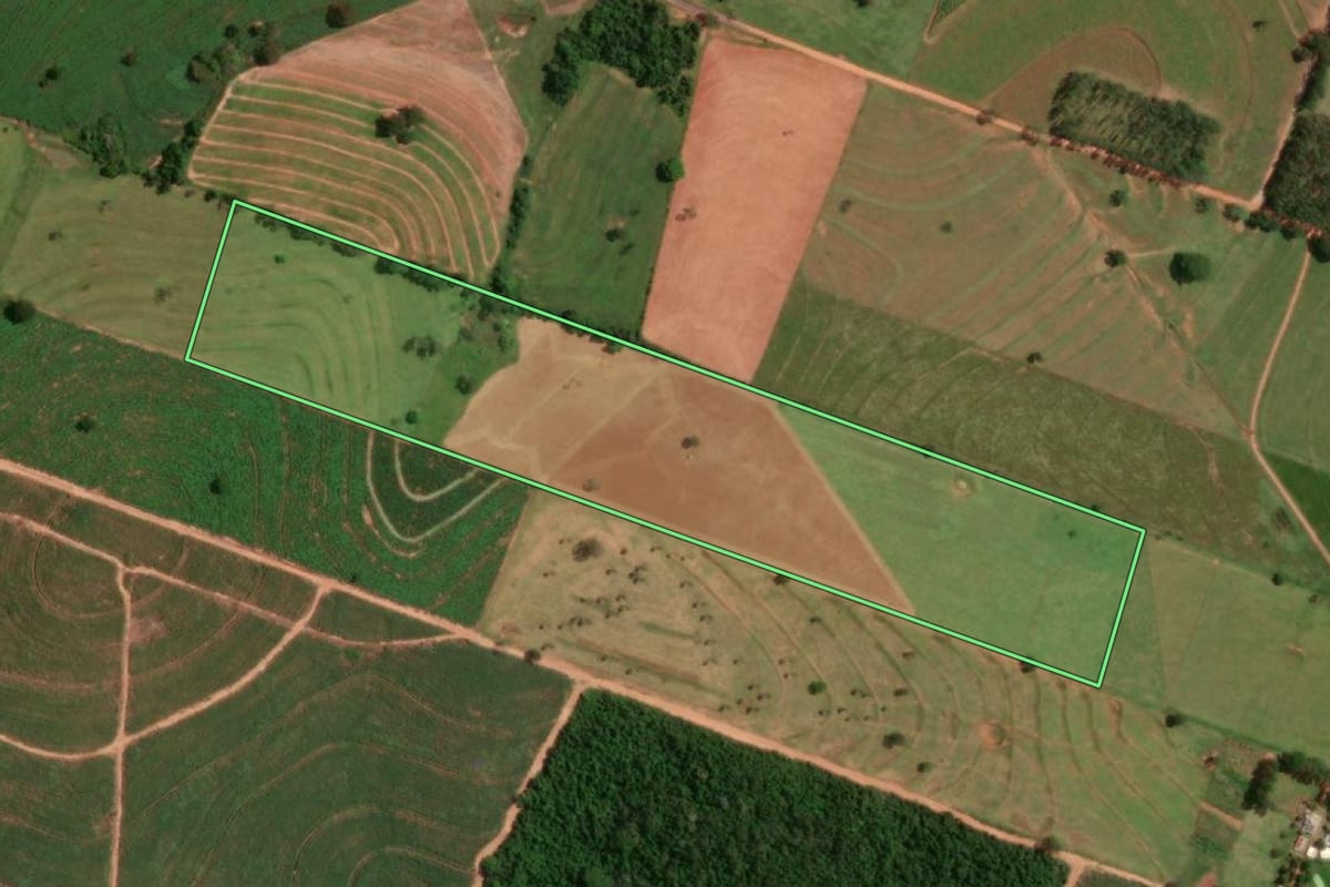 Imagem de satélite do imóvel rural em Martinópolis (SP), com o contorno declarado no CAR desenhado por cima.