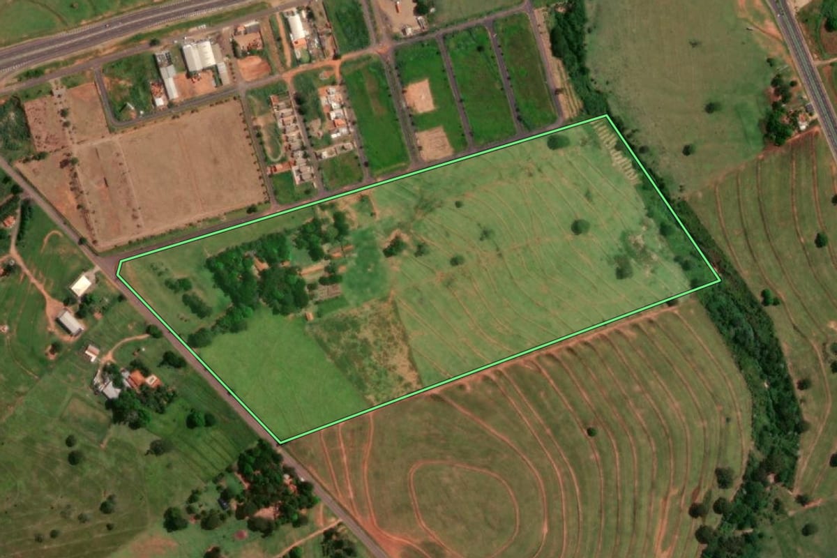 Imagem de satélite do imóvel rural em Martinópolis (SP), com o contorno declarado no CAR desenhado por cima.