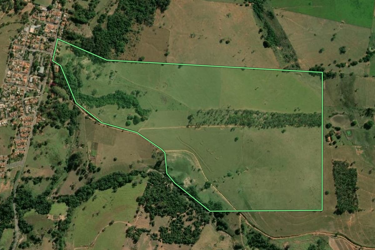 Imagem de satélite do imóvel rural em Martinópolis (SP), com o contorno declarado no CAR desenhado por cima.