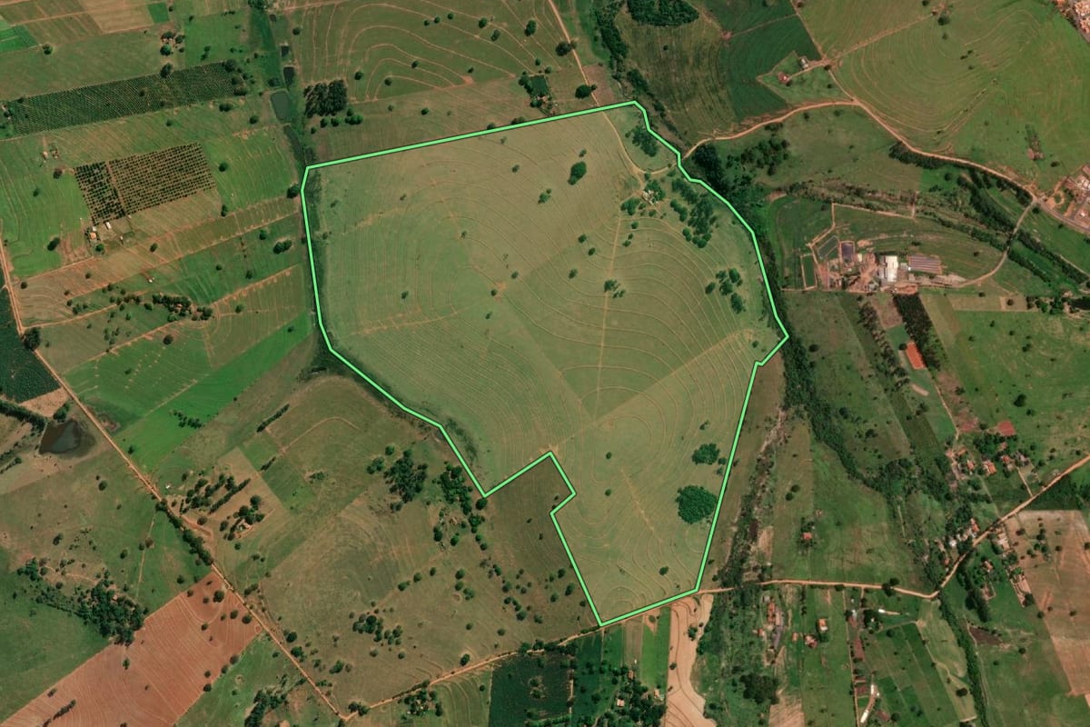 Imagem de satélite do imóvel rural em Martinópolis (SP), com o contorno declarado no CAR desenhado por cima.