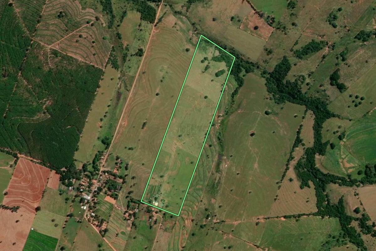 Imagem de satélite do imóvel rural em Martinópolis (SP), com o contorno declarado no CAR desenhado por cima.