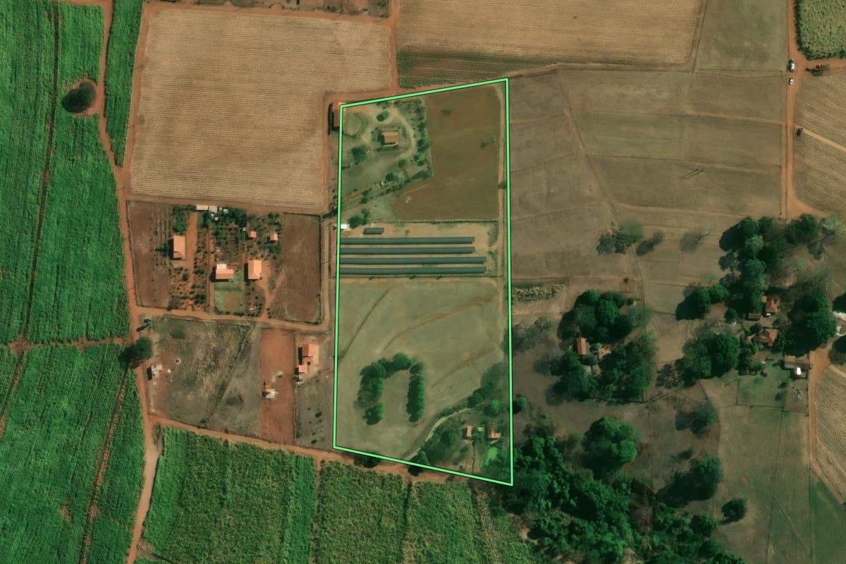 Imagem de satélite do imóvel rural em Matão (SP), com o contorno declarado no CAR desenhado por cima.