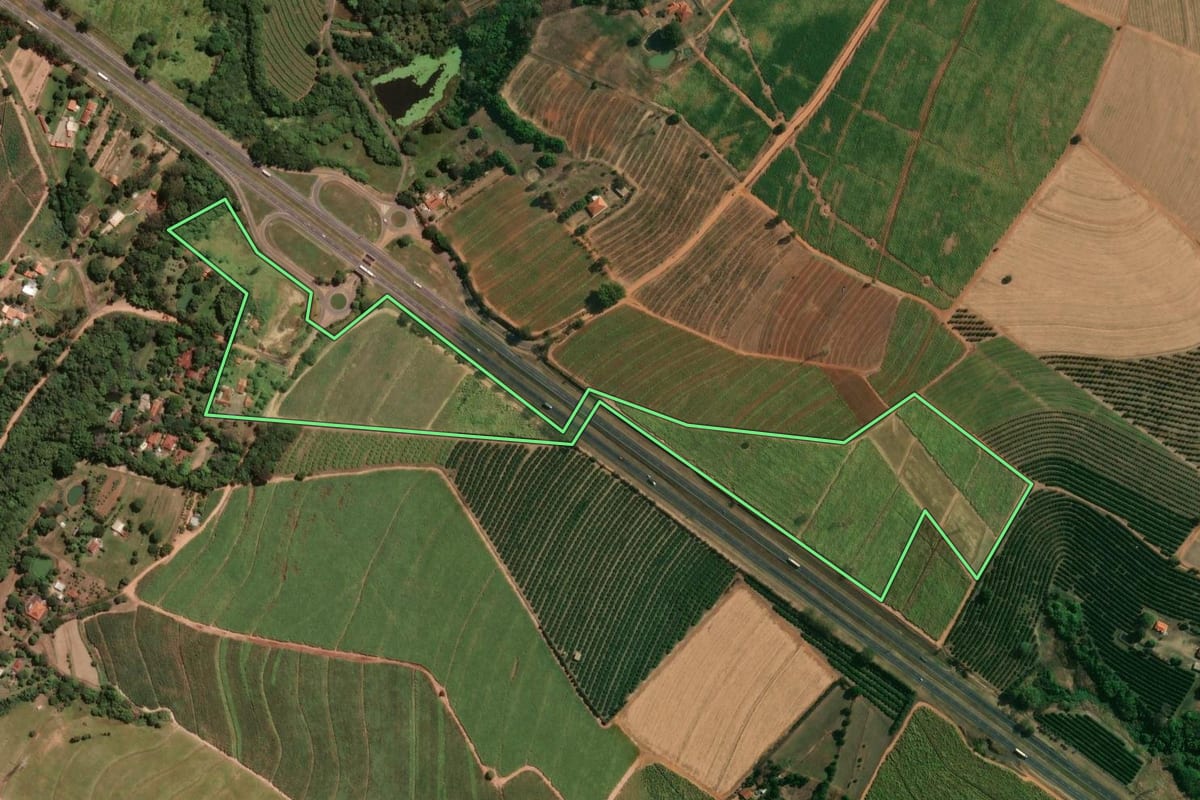 Imagem de satélite do imóvel rural em Matão (SP), com o contorno declarado no CAR desenhado por cima.