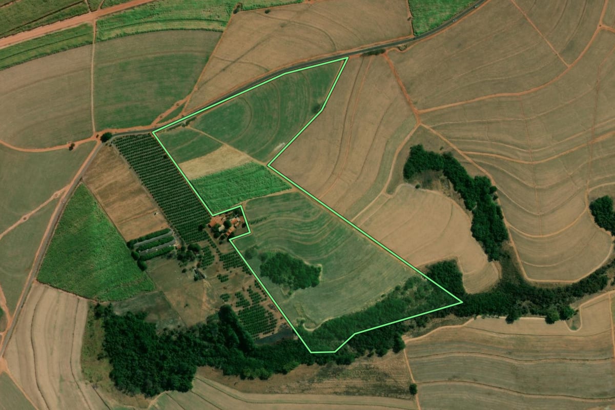 Imagem de satélite do imóvel rural em Matão (SP), com o contorno declarado no CAR desenhado por cima.