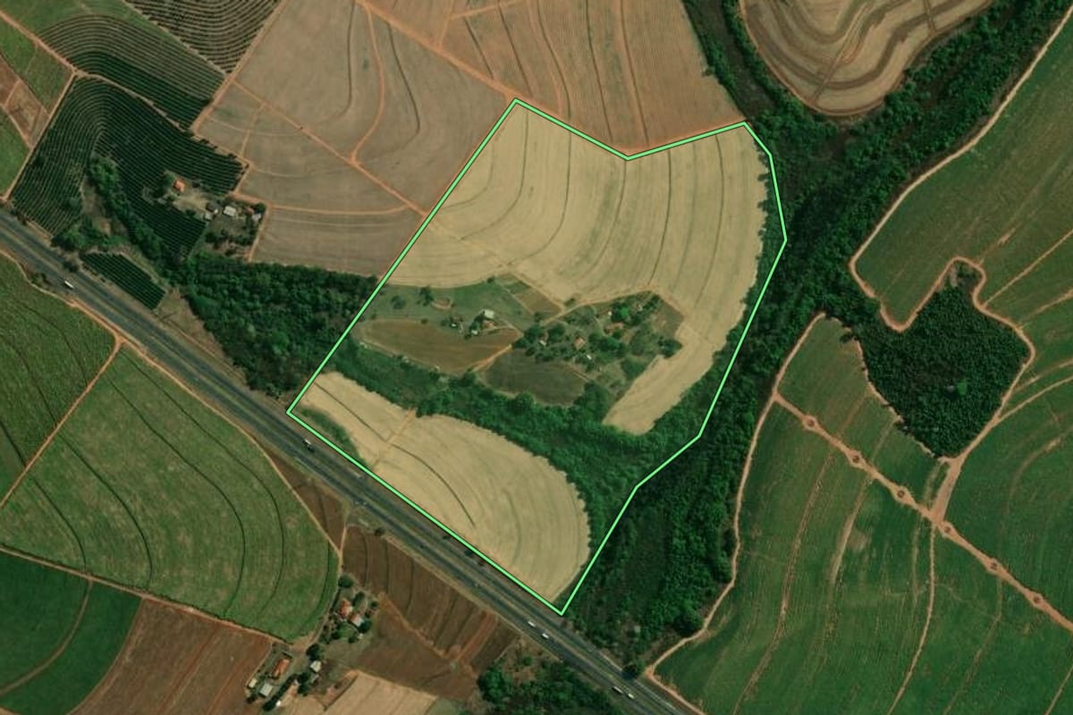 Imagem de satélite do imóvel rural em Matão (SP), com o contorno declarado no CAR desenhado por cima.