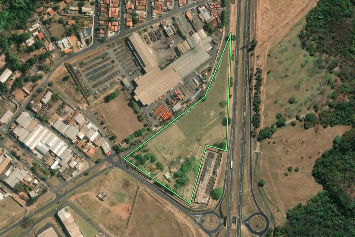 Imagem de satélite do imóvel rural em Matão (SP), com o contorno declarado no CAR desenhado por cima.