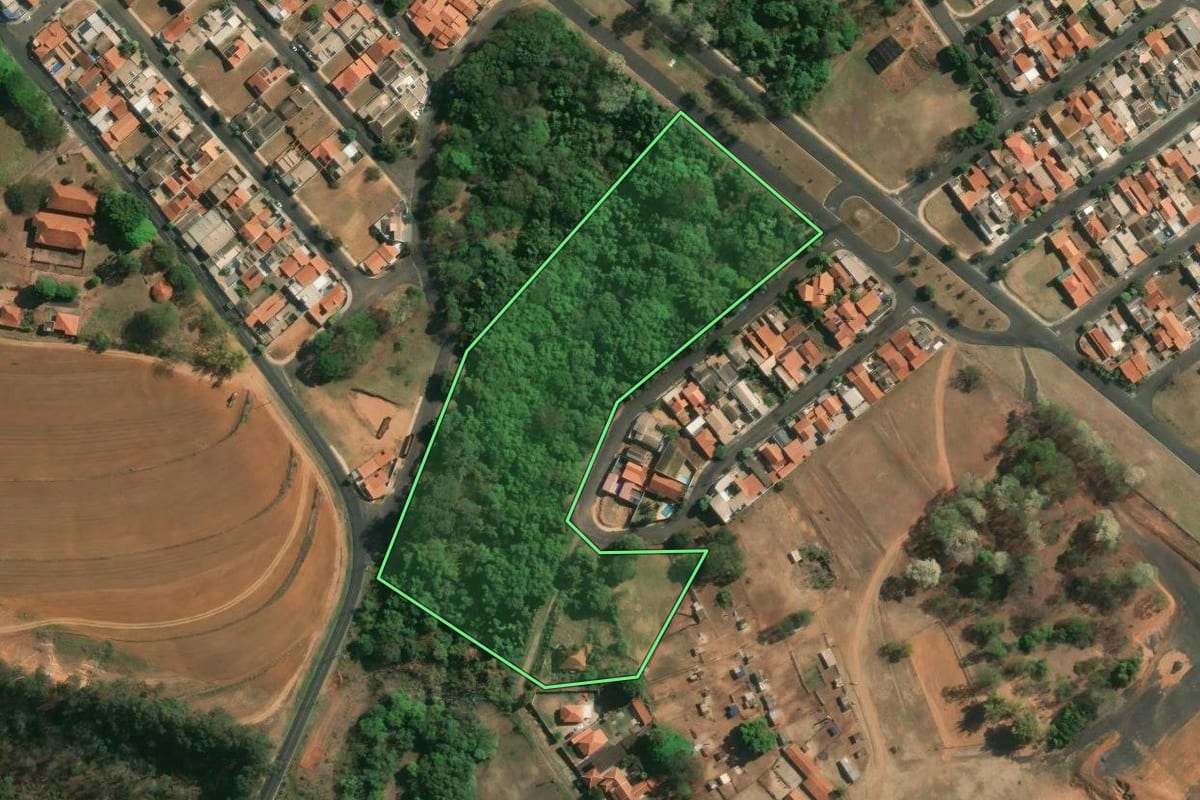Imagem de satélite do imóvel rural em Matão (SP), com o contorno declarado no CAR desenhado por cima.