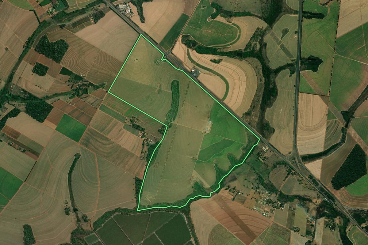 Imagem de satélite do imóvel rural em Matão (SP), com o contorno declarado no CAR desenhado por cima.