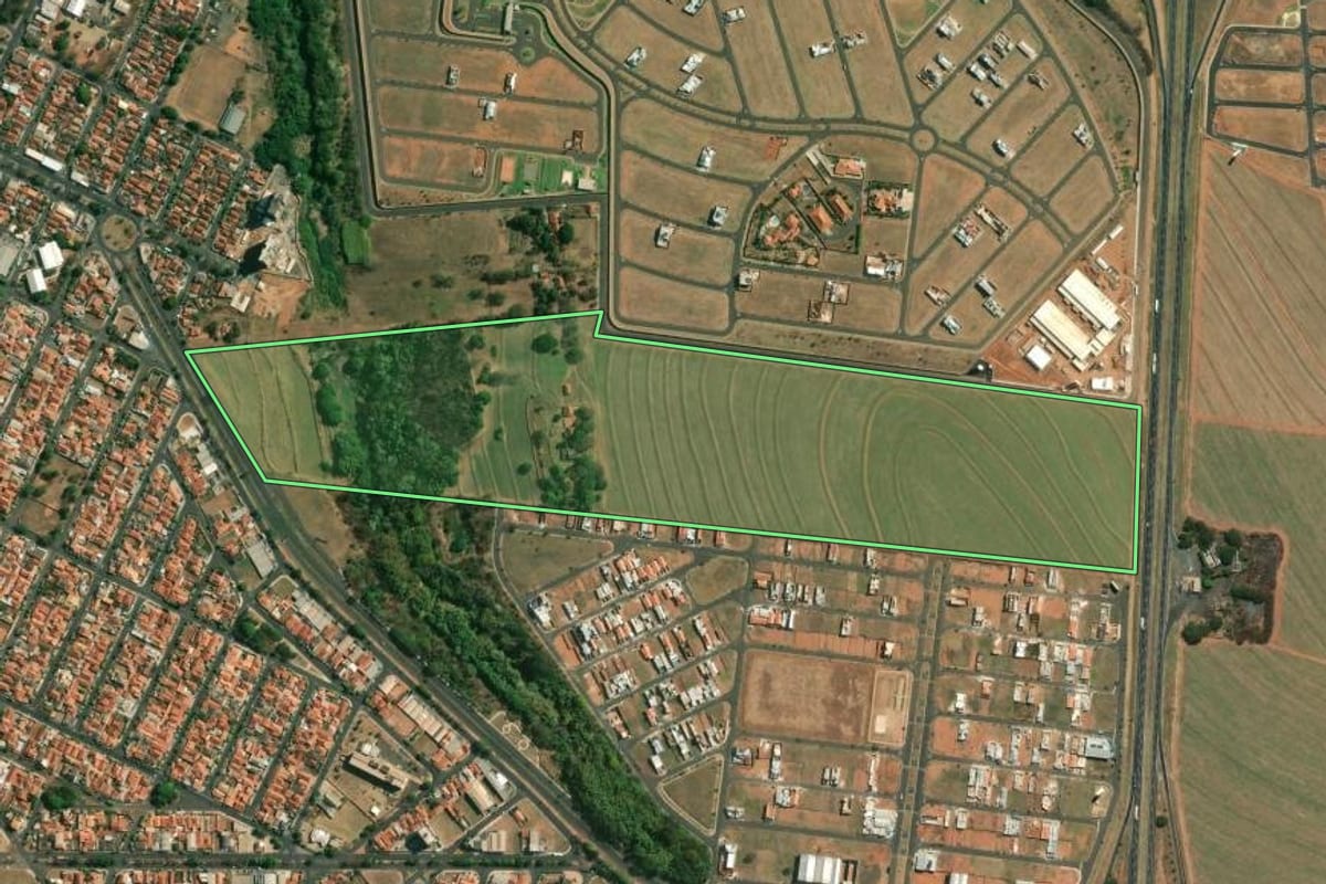 Imagem de satélite do imóvel rural em Matão (SP), com o contorno declarado no CAR desenhado por cima.