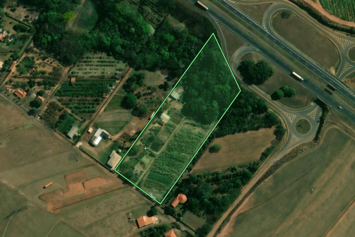 Imagem de satélite do imóvel rural em Matão (SP), com o contorno declarado no CAR desenhado por cima.