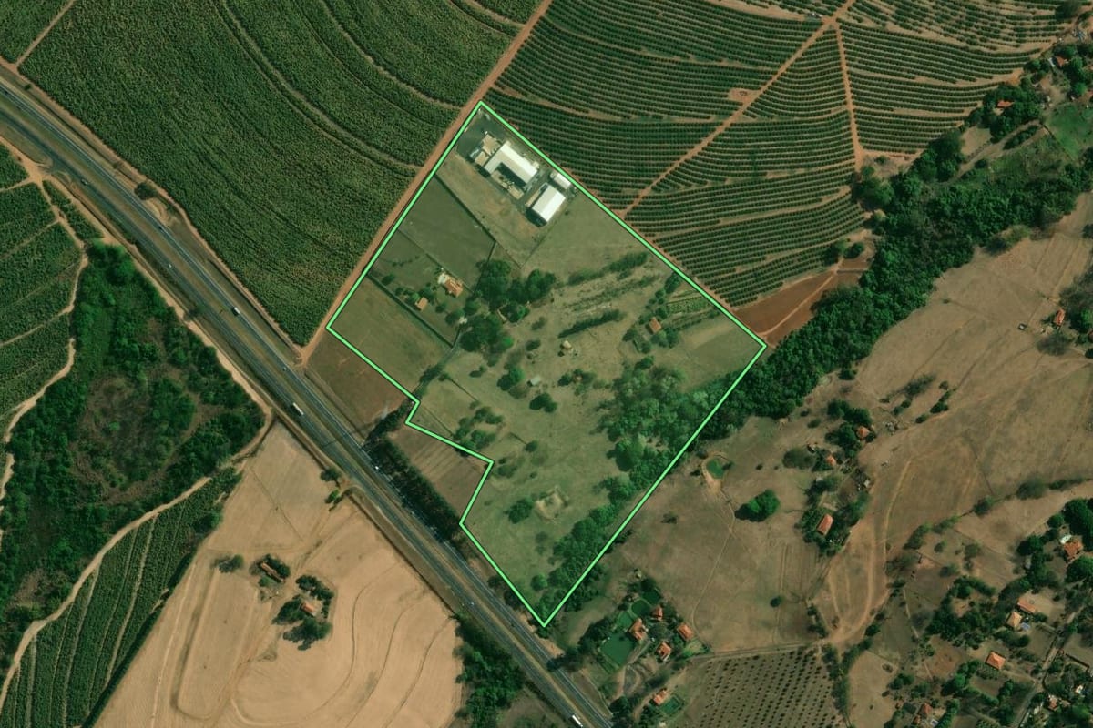 Imagem de satélite do imóvel rural em Matão (SP), com o contorno declarado no CAR desenhado por cima.