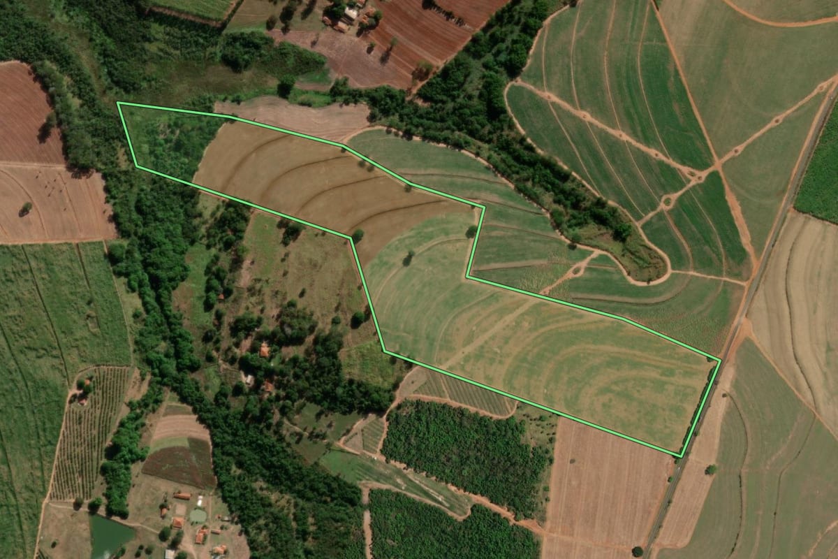 Imagem de satélite do imóvel rural em Matão (SP), com o contorno declarado no CAR desenhado por cima.