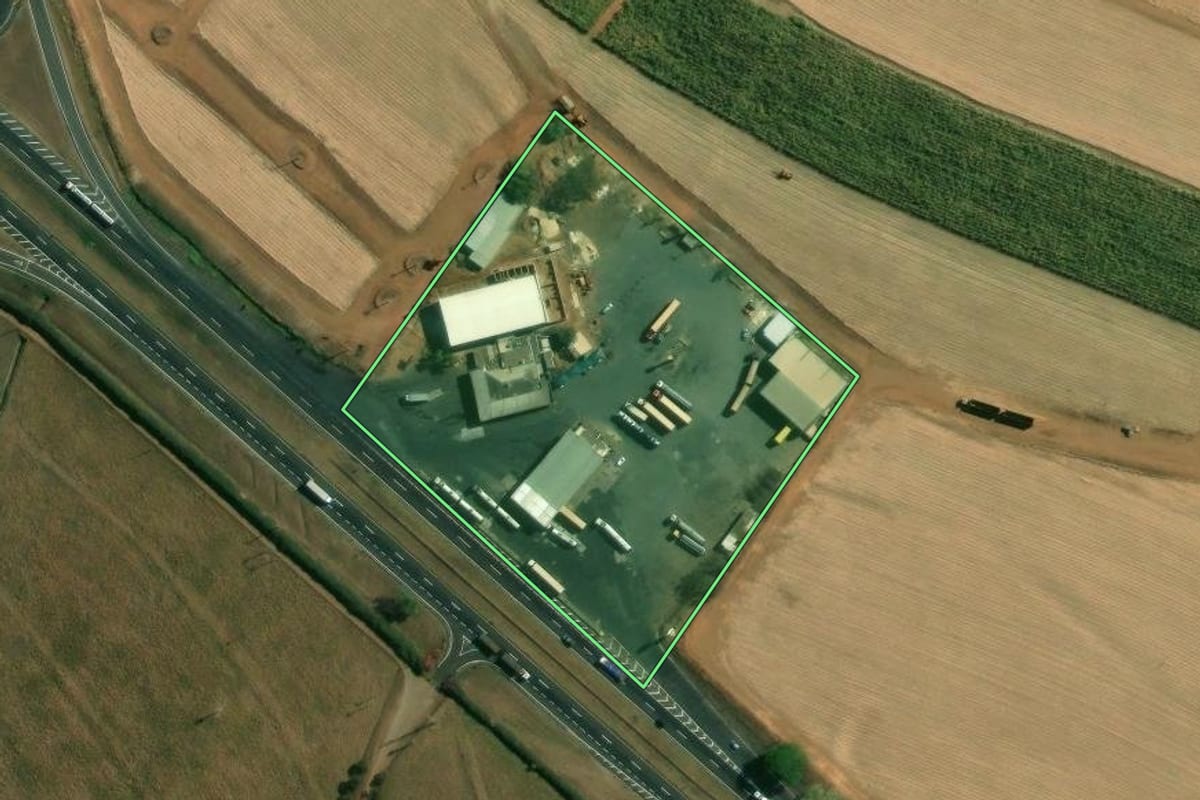 Imagem de satélite do imóvel rural em Matão (SP), com o contorno declarado no CAR desenhado por cima.