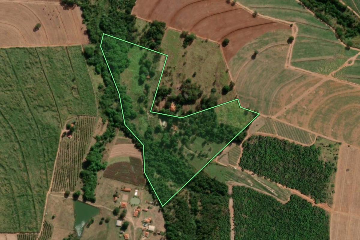 Imagem de satélite do imóvel rural em Matão (SP), com o contorno declarado no CAR desenhado por cima.