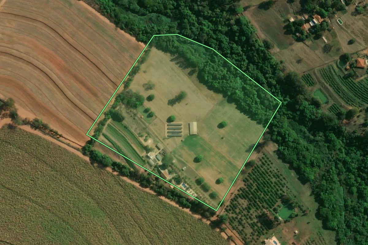 Imagem de satélite do imóvel rural em Matão (SP), com o contorno declarado no CAR desenhado por cima.