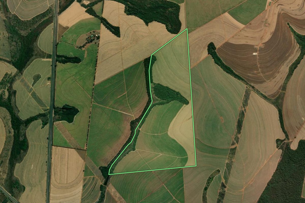 Imagem de satélite do imóvel rural em Matão (SP), com o contorno declarado no CAR desenhado por cima.