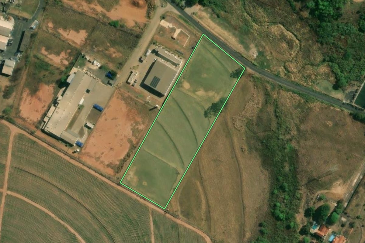 Imagem de satélite do imóvel rural em Matão (SP), com o contorno declarado no CAR desenhado por cima.