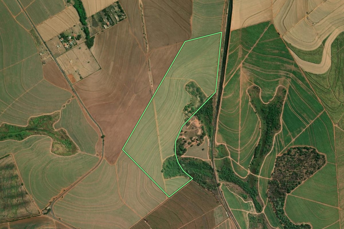Imagem de satélite do imóvel rural em Matão (SP), com o contorno declarado no CAR desenhado por cima.