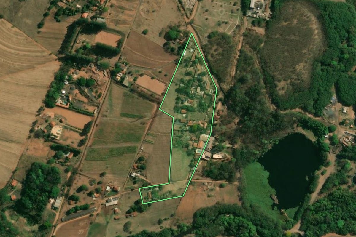 Imagem de satélite do imóvel rural em Matão (SP), com o contorno declarado no CAR desenhado por cima.