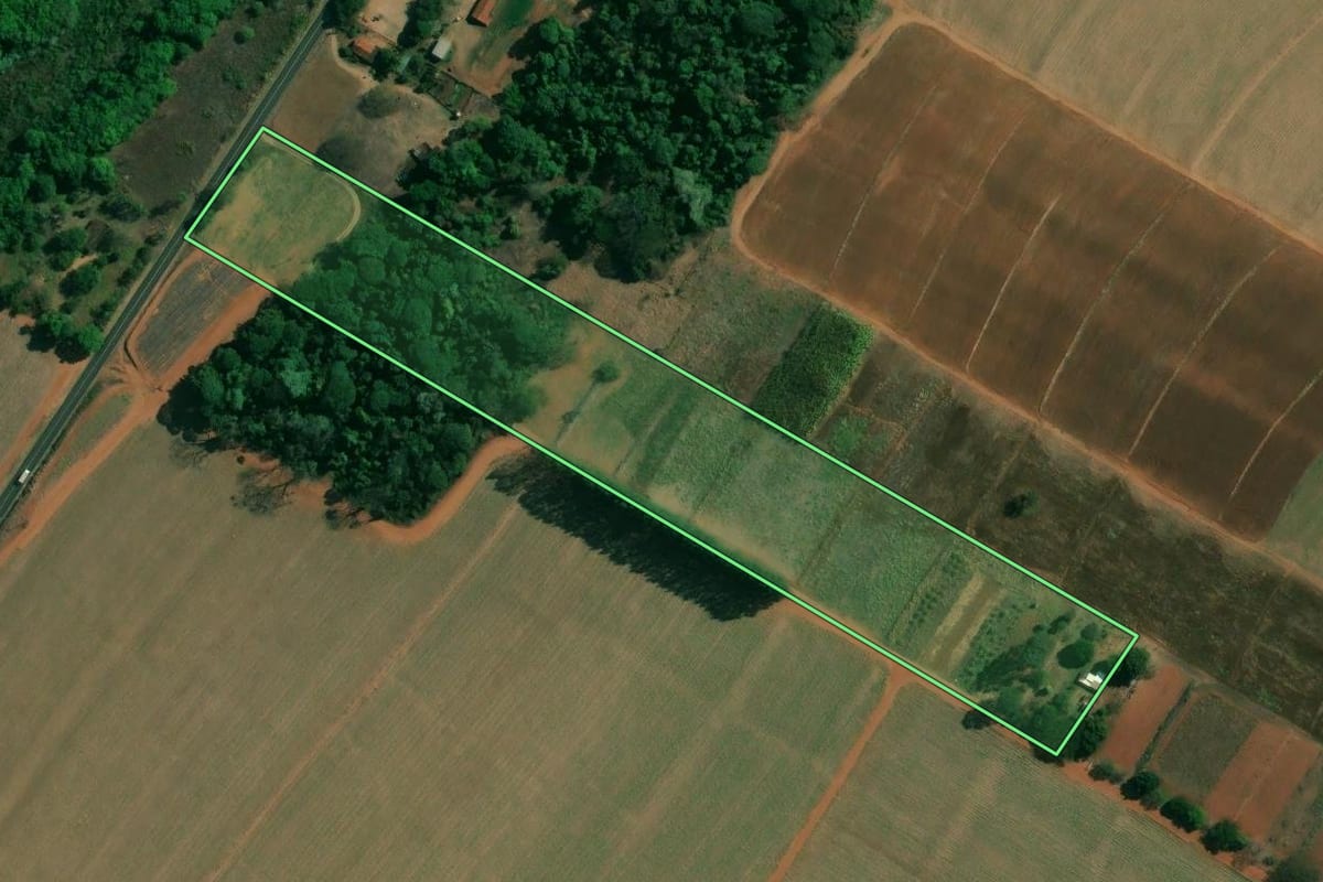 Imagem de satélite do imóvel rural em Matão (SP), com o contorno declarado no CAR desenhado por cima.
