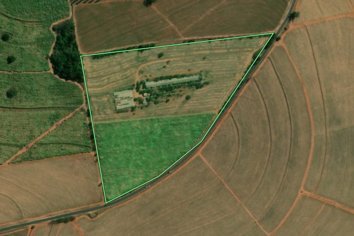 Imagem de satélite do imóvel rural em Matão (SP), com o contorno declarado no CAR desenhado por cima.