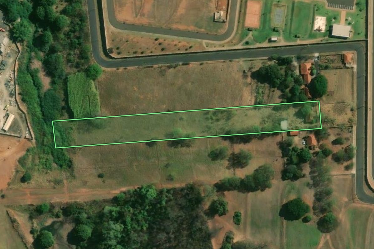 Imagem de satélite do imóvel rural em Matão (SP), com o contorno declarado no CAR desenhado por cima.
