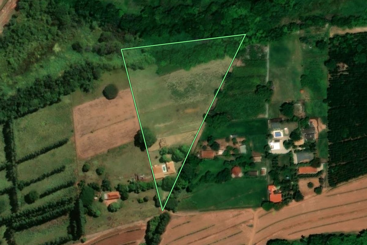 Imagem de satélite do imóvel rural em Matão (SP), com o contorno declarado no CAR desenhado por cima.