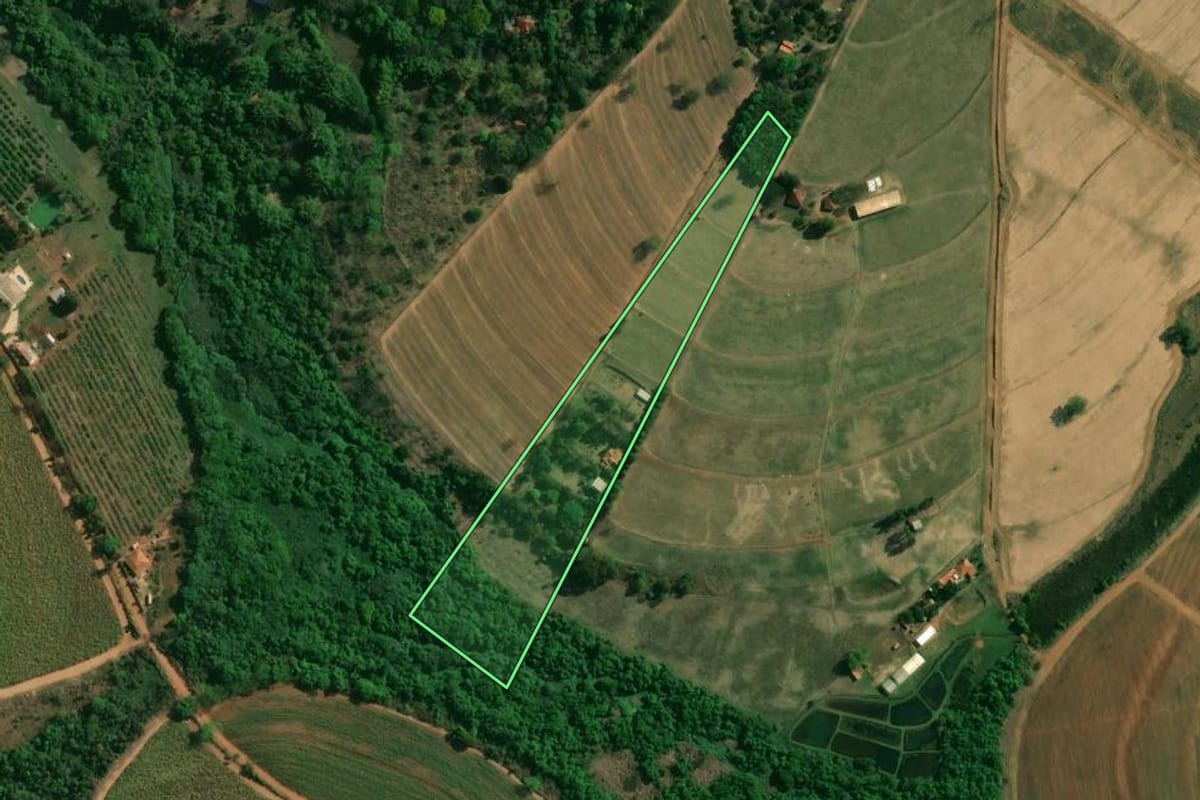 Imagem de satélite do imóvel rural em Matão (SP), com o contorno declarado no CAR desenhado por cima.